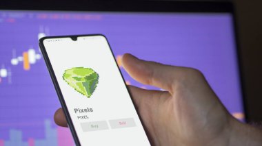 Değiş tokuş ekranındaki PIXEL piksellerinin logosuna yaklaş. PIXEL Piksel fiyat hisseleri, bir aygıt üzerinde $PIXEL.