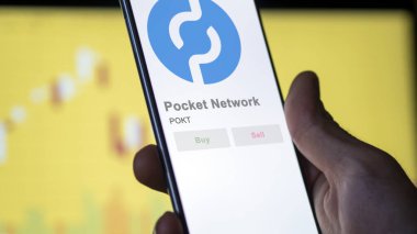 Bir değiş tokuş ekranında POKT Pocket Network 'ün logosunu kapat. POKT Cep Cep Ağı Fiyat Hisseleri, Bir aygıtın üzerinde $POKT.
