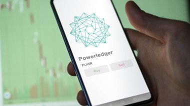 Bir değiş tokuş ekranındaki POWR Powerledger logosuna yaklaş. POWR PowerLedger hisse senetleri, bir cihaza POWR $.
