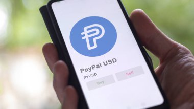 Takas ekranındaki PYUSD PayPal USD logosunu kapat. PYUSD PayPal USD hisse senetleri, PYUSD $bir aygıt üzerinde.