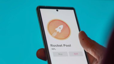 Takas ekranındaki RPL Roket Havuzu logosuna yaklaş. RPL Roket Havuz fiyatı hisseleri, bir aygıtta RPL $.