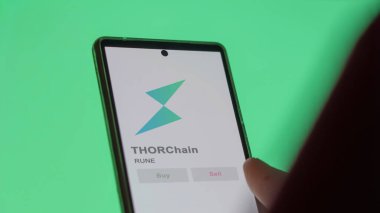 Bir değiş tokuş ekranındaki RUNE THORChain logosuna yaklaş. RUNE THORChain hisse senetleri, bir aygıt için $RUNE.