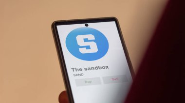 Kum tankının logosuna yaklaş. Bir değiş tokuş ekranındaki kum havuzu. Kum havuzu fiyatları hisse senetleri, bir cihazın kumları..