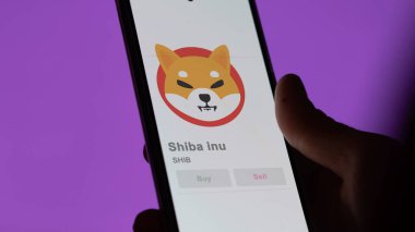 Bir değiş tokuş ekranındaki SHIB Shiba Inu logosuna yaklaş. SHIB shiba inu fiyat hisseleri, bir aygıt için SHIB $.
