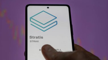 Takas ekranındaki STRAX Stratis logosuna yaklaş. STRAX Stratis hisse senetleri, cihaz için STRAX $.