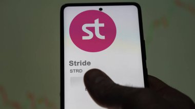 Takas ekranındaki STRD Stride logosuna yaklaş. STRD Stride fiyat hisseleri, bir aygıt üzerinde STRD $.