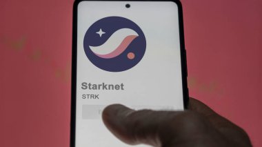 Takas ekranındaki STRK starknet logosuna yaklaş. STRK starknet fiyat hisseleri, bir aygıt üzerinde STRK $.