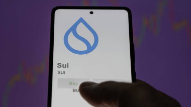 Bir değiş tokuş ekranında SUI Sui 'nin logosunu kapat. SUI Sui hisse senetleri, bir cihaza SUI $.