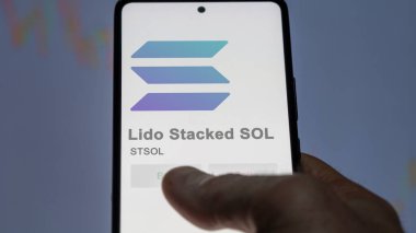 STSOL Lido 'nun logosuna yaklaş SOL' u bir takas ekranında istifle. STSOL Lido birikmiş SOL fiyat hisseleri, bir aygıtın üzerinde STSOL $.