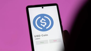 Takas ekranındaki USDC USD madeni paralarının logosuna yaklaş. USDC USD madeni para fiyatları, USDC $bir aygıt üzerinde.