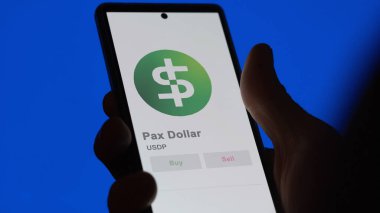 Takas ekranındaki USDP Pax Dollar 'ın logosuna yaklaş. USDP Pax Dolarlık hisse senetleri, bir aygıt için USDP $.