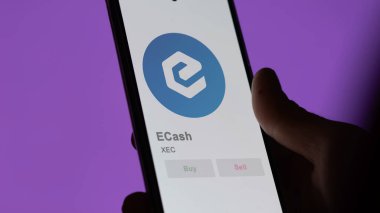 Bir değiş tokuş ekranındaki XEC eCash logosuna yaklaş. XEC e-Cash hisse senetleri, bir aygıta XEC $.