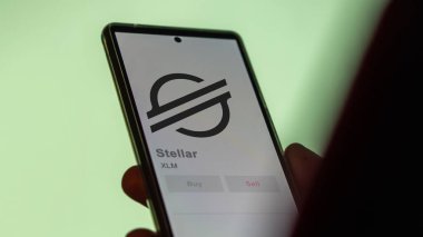 Değiş tokuş ekranındaki XLM Stellar logosuna yaklaş. XLM Stellar hisse senetleri, XLM $bir aygıt üzerinde.