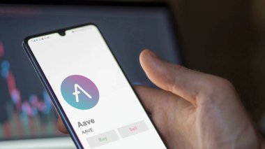 Bir değiş tokuş ekranında AVE 'ın logosuna yaklaş. AVE AVE fiyat hisseleri, bir aygıt üzerinde $AVE.