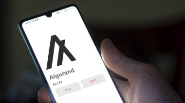 Bir değiş tokuş ekranındaki ALGO algoritmasının logosuna yaklaş. ALGO algoritması, hisse senetleri, bir cihazda ALGO $.