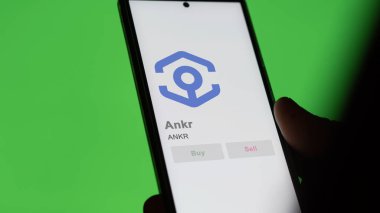 Bir değiş tokuş ekranında ANKR Ankr 'ın logosuna yaklaş. ANKR Ankr hisse senetleri, ANKR $bir aygıt üzerinde.