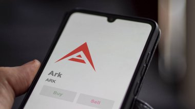 Bir değiş tokuş ekranında ARK Ark 'ın logosuna yaklaş. Ark 'ın hisse senetleri, bir cihazda ARK $.