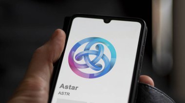 Değiş tokuş ekranındaki ASTR Astar logosuna yaklaş. ASTR Astar hisse senetleri, bir cihaza ASTR $.