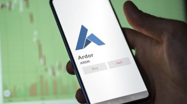 Takas ekranındaki ARDR Ardor logosuna yaklaş. ARDR Ardor hisse senetleri, ARDR $on a device.