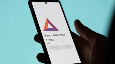 Bir değiş tokuş ekranında BAT Temel Dikkat Token logosuna yaklaş. BAT Temel Dikkat Fiyat Hisseleri, Bir aygıta BAT $.