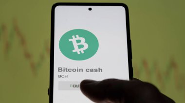 Değiş tokuş ekranında Bitcoin 'in logosuna yaklaş. Bitcoin hisse senetleri, bir cihaza $BCH.