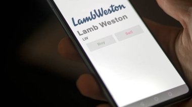 09 Nisan 2024, Eagle, Idaho. Lamb Weston 'ın logosuna bir değiş tokuş ekranında yaklaş. Lamb Weston hisse senetleri, bir cihaz için LW $.