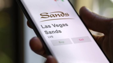 29 Nisan 2024, Las Vegas, Nevada. Bir değiş tokuş ekranındaki Las Vegas Sands logosuna yaklaş. Las Vegas Sands hisse senedi fiyatları, bir cihazda LVS $.