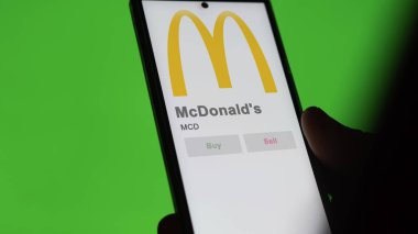 29 Nisan 2024, Chicago, Illinois. Bir değiş tokuş ekranındaki McDonald 's logosuna yaklaş. McDonald 's hisse senetleri, bir cihaza $MCD.
