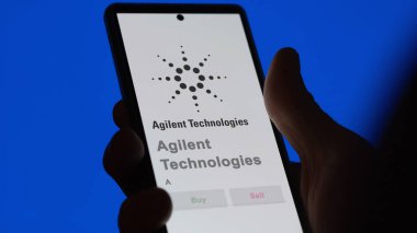 29 Nisan 2024, Santa Clara, Kaliforniya. Agilent Teknolojileri 'nin logosuna yakın çekim bir değiş tokuş ekranında. Agilent Teknolojileri hisse senetleri, bir cihaza A $.