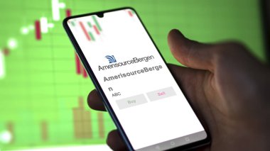 29 Nisan 2024, Conshohocken, Pennsylvania. Bir değiş tokuş ekranında AmerisourceBergen 'in logosuna yaklaş. AmerisourceBergen hisse senetleri, ABC $bir aygıt üzerinde.