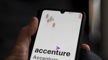 09 Nisan 2024, Dublin, İrlanda. Bir değiş tokuş ekranındaki Accenture logosuna yaklaş. Aksan fiyatı hisseleri, bir cihaza ACN $.