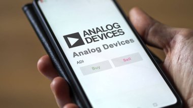 09 Nisan 2024, Wilmington, Massachusetts. Bir takas ekranındaki Analog Aygıtlarının logosuna yaklaş. Analog Aygıtları fiyat hisseleri, bir aygıt üzerinde ADI $.