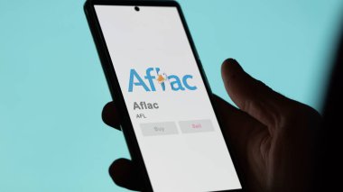 09 Nisan 2024, Kolomb, Georgia. Değiş tokuş ekranındaki Aflac logosuna yaklaş. Aflac hisse senetleri, bir cihazda AFL $.