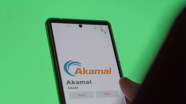 29 Nisan 2024, Cambridge, Massachusetts. Değiş tokuş ekranındaki Akamai logosuna yaklaş. Akamai hisse senetleri, AKAM $bir aygıt üzerinde.