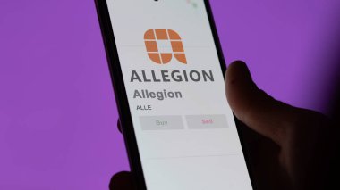 09 Nisan 2024, New York, New York. Değiş tokuş ekranındaki Allegion logosuna yaklaş. Allegion hisse senetleri, cihaz için ALLE $.