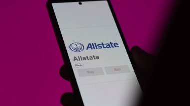 29 Nisan 2024, Glenview, Illinois. Değiş tokuş ekranındaki Allstate logosuna yaklaş. Tüm eyalet hisse senetleri, bir cihaza $All.