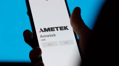 29 Nisan 2024, Berwyn, Pennsylvania. Değiş tokuş ekranında Ametek 'in logosuna yaklaş. Ametek fiyat hisseleri, bir cihaza AME $.