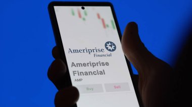 09 Nisan 2024, Minneapolis, Minnesota. Bir değiş tokuş ekranında Ameriprise Financial 'ın logosuna yaklaş. Ameriprise Finansal Fiyat Hisseleri, bir cihaza AMP $.