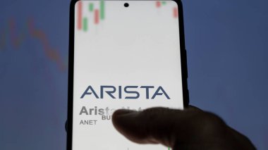 29 Nisan 2024, Santa Clara, Kaliforniya. Bir değiş tokuş ekranında Arista Networks 'ün logosuna yaklaş. Arista Networks hisse senetleri, bir aygıt üzerinde ANET $.