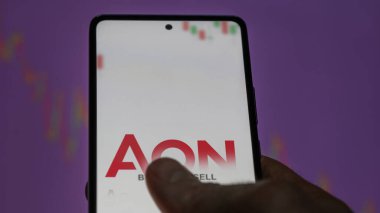 09 Nisan 2024, Londra, İngiltere. Değiş tokuş ekranındaki Aon logosuna yaklaş. Aon fiyat hisseleri, bir cihaza AON $.