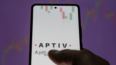 09 Nisan 2024, Dublin, İrlanda. Aptiv 'in logosuna yakın çekim yap. Uygun fiyat hisseleri, bir cihazda APTV $.