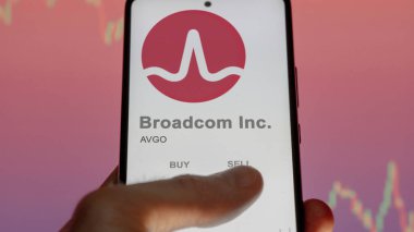 09 Nisan 2024, San Jose, Kaliforniya. Broadcom A.Ş. 'nin logosunu bir takas ekranında kapat. Broadcom Inc. Fiyat hisseleri, bir aygıtta $AVGO.