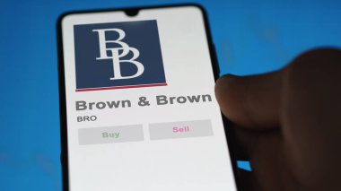 29 Nisan 2024, Daytona Sahili, Florida. Bir değiş tokuş ekranında Brown & Brown logosuna yaklaş. Kahverengi & fiyat hisseleri, bir aygıt üzerinde BRO $.