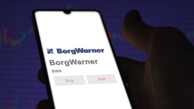 09 Nisan 2024, Auburn Hills, Michigan. BorgWarner 'ın logosunu bir değiş tokuş ekranında kapat. BorgWarner hisse senetleri, cihazda BWA $.