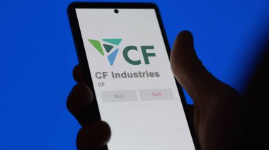 29 Nisan 2024, Deerfield, Illinois. Değiş tokuş ekranındaki CF Endüstri logosuna yaklaş. CF Endüstri hisse senedi fiyatları, cihazda CF $.
