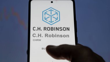 09 Nisan 2024, Eden Prairie, Minnesota. C.H. logosunu kapat. Robinson bir değiş tokuş ekranında. C H Robinson hisse senetleri, bir cihaz için CHRW $.