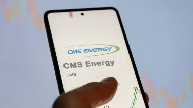 29 Nisan 2024, Jackson, Michigan. Değiş tokuş ekranındaki CMS Enerji logosuna yaklaş. CMS Enerji Fiyat Hisseleri, Bir aygıt üzerinde $CMS.