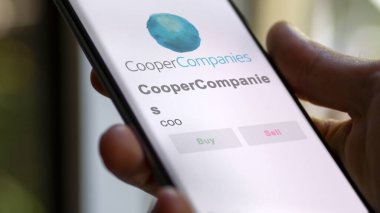 09 Nisan 2024, San Ramon, Kaliforniya. Bir değiş tokuş ekranındaki Kooperatif Şirketleri logosunu kapat. İşbirliği şirketleri hisse senedi fiyatları, bir cihaza COO $.