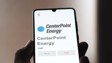 09 Nisan 2024, Houston, Teksas. Merkez Noktası Enerjisi 'nin logosuna yakın çekim yap. Merkez Noktası Enerji Fiyat Hisseleri, Bir aygıta CNP $.