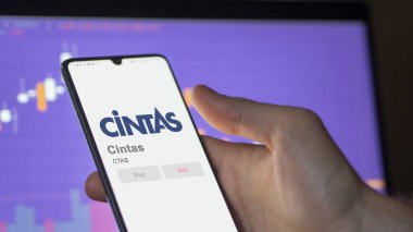 29 Nisan 2024, Mason, Ohio. Bir değiş tokuş ekranındaki Cinta logosuna yaklaş. Cintas hisse senetleri, CTAS $bir aygıt üzerinde.